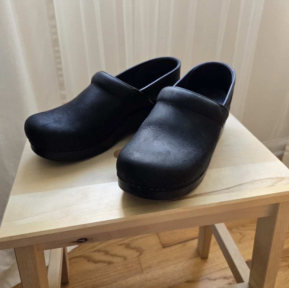Dansko professional oil rubbed clog EU size 39